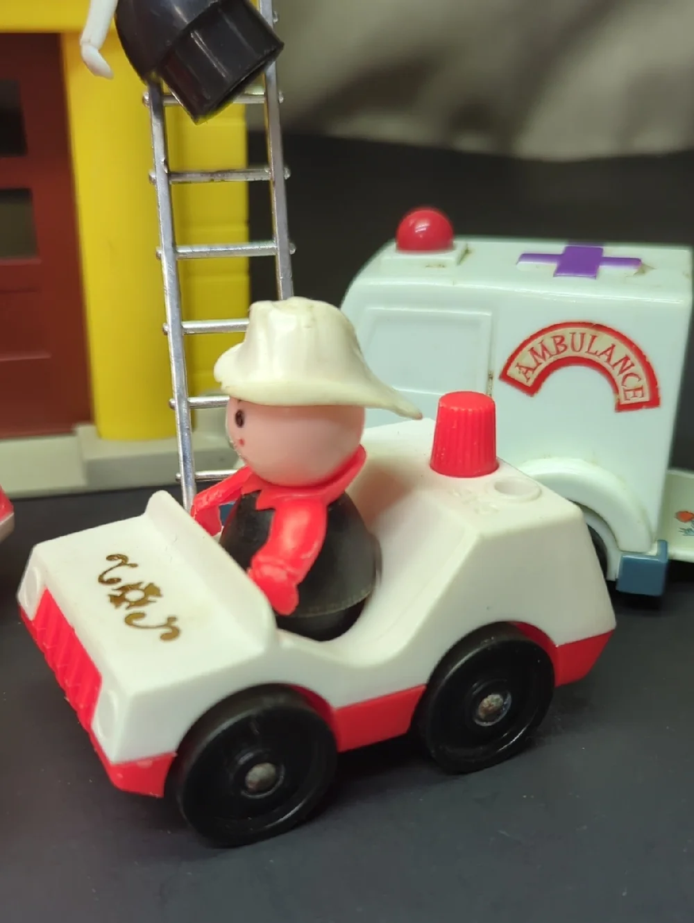 1979 VINTAGE WORKING FISHER PRICE PLAY FAMILY FIRE STATION #928 w/accessories - Picture 14 of 16